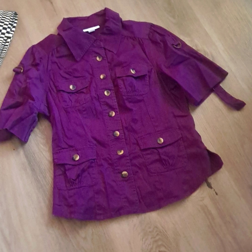 Button down shirt sleeve shirt